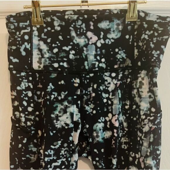 lululemon athletica Black and Green Patterned Leggings - Picture 2 of 7